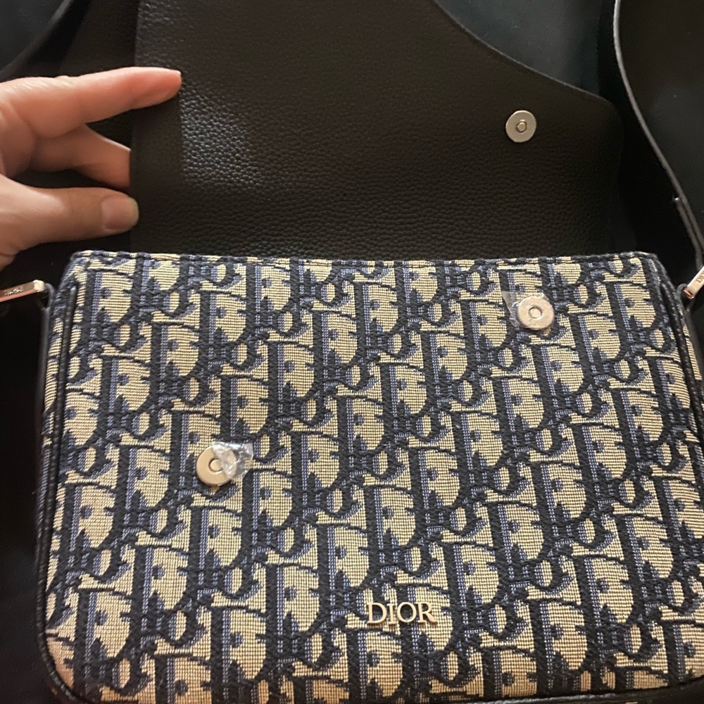 Cross body Dior purse new looks exactly like the pictures